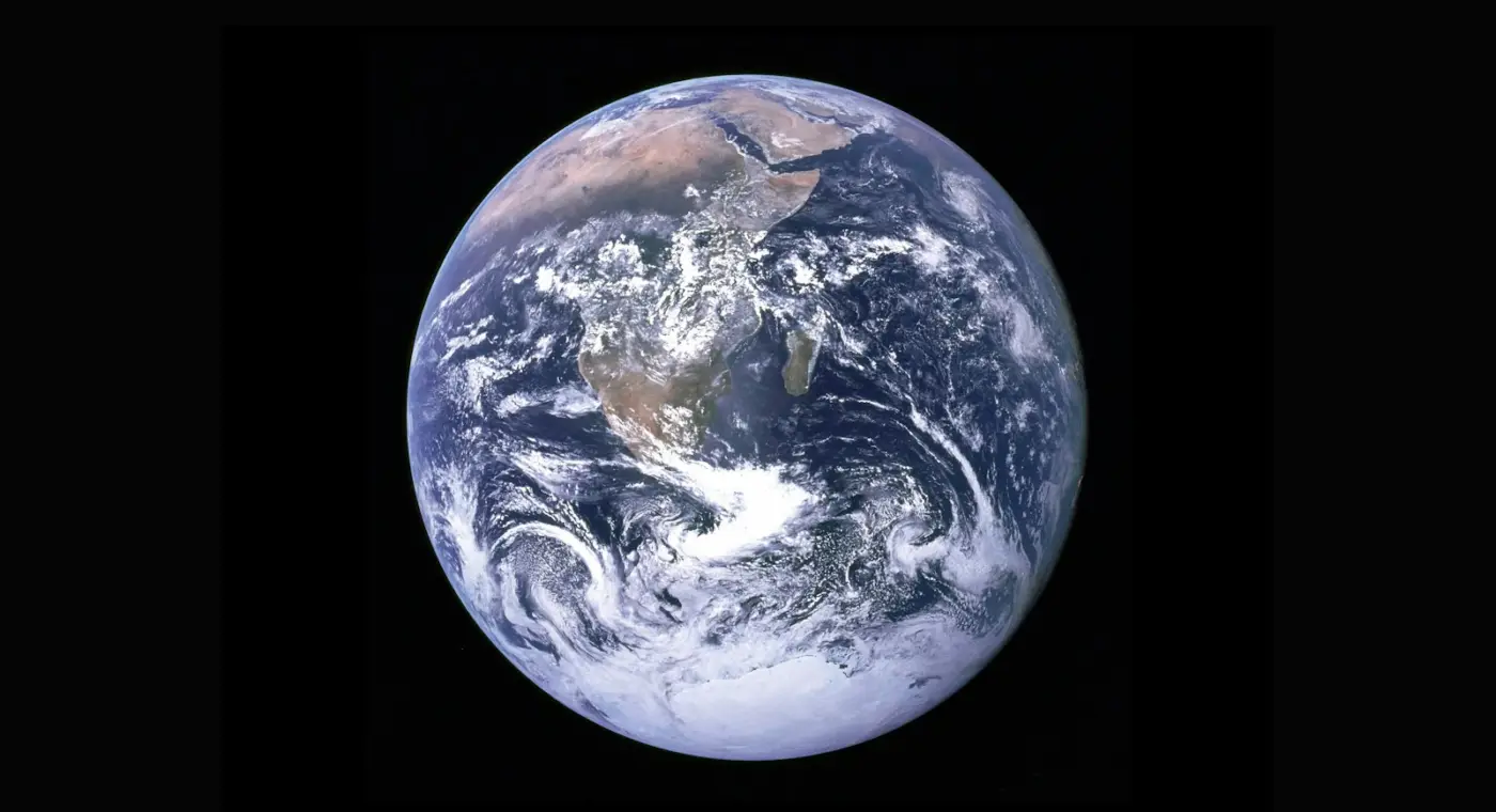 Satélite em órbita sobre a Terra