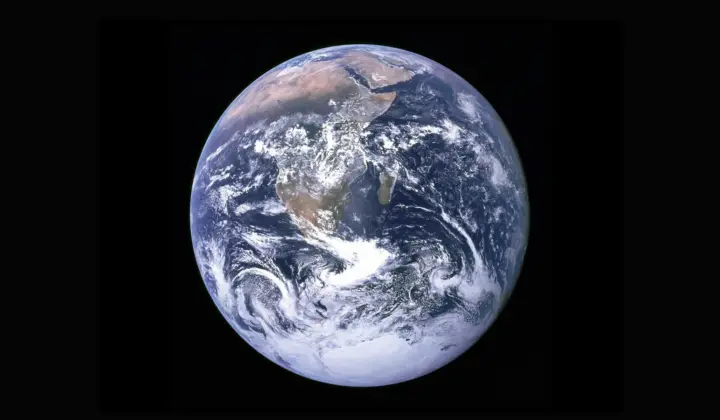 Satélite em órbita sobre a Terra