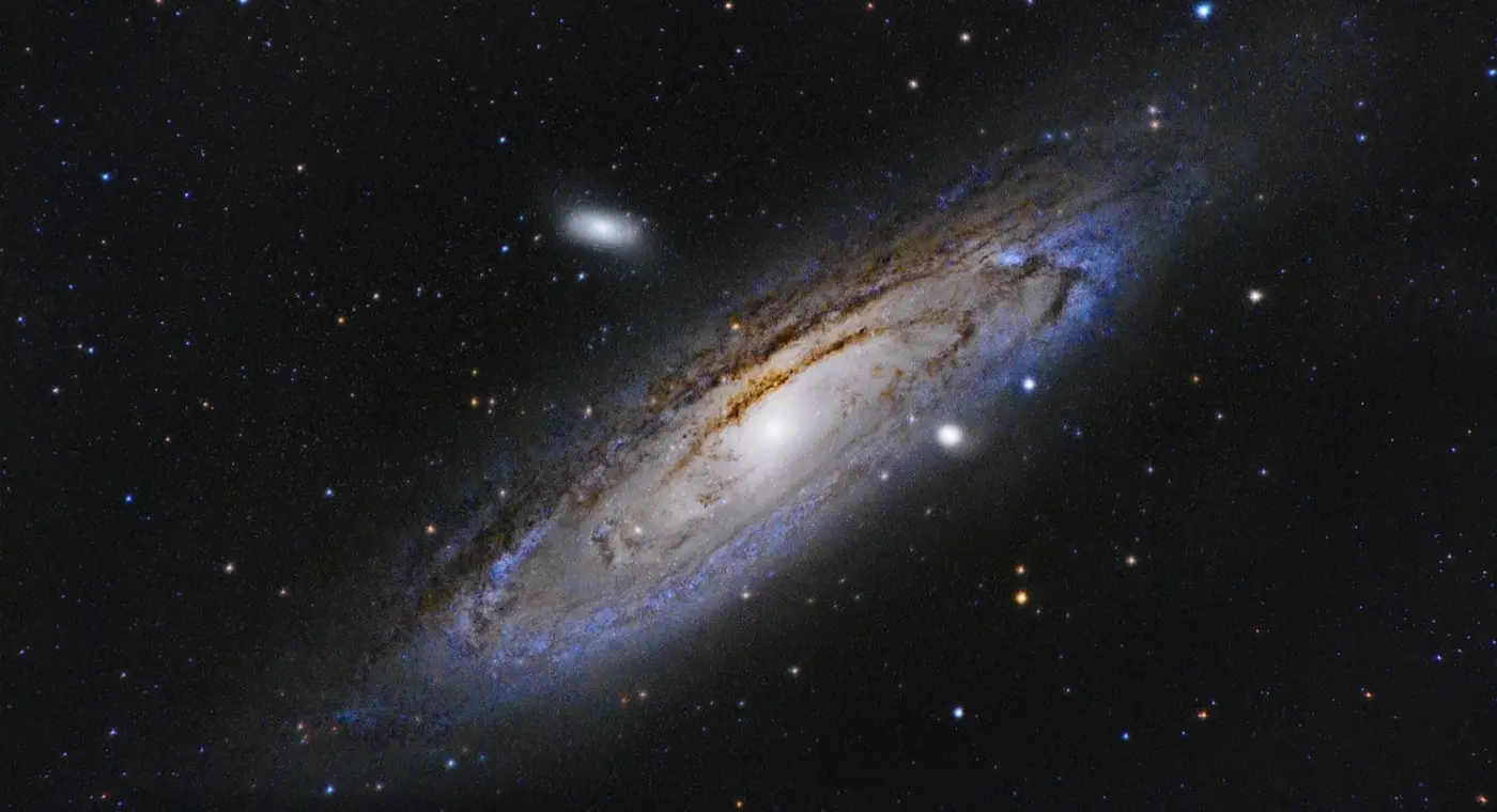 Hubble photographie une galaxie spirale vue par la tranche à 37 millions d’années-lumière