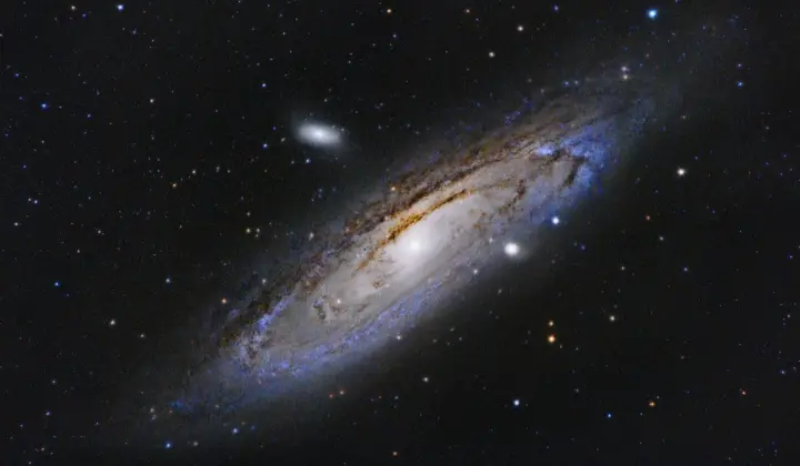 Galáxia espiral vista de perfil