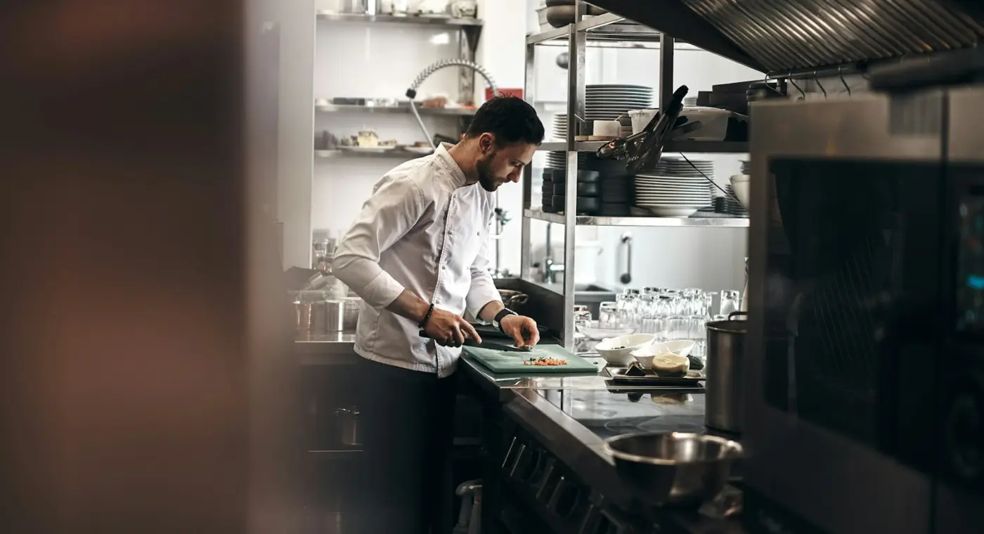 Formandos a trabalhar numa cozinha de restaurante