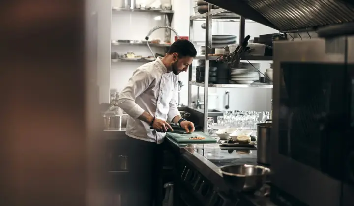 Formandos a trabalhar numa cozinha de restaurante