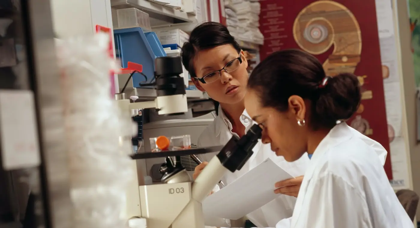 Duas jovens cientistas sauditas premiadas pelo programa L’Oréal-UNESCO Para as Mulheres na Ciência