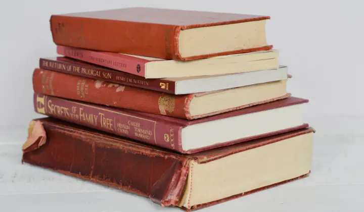Pilha de livros antigos com capas vermelhas