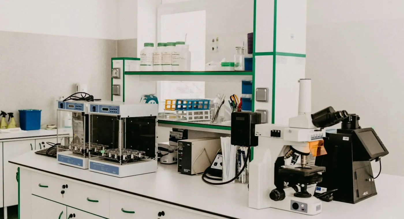 Laboratório com microscópio e equipamento científico