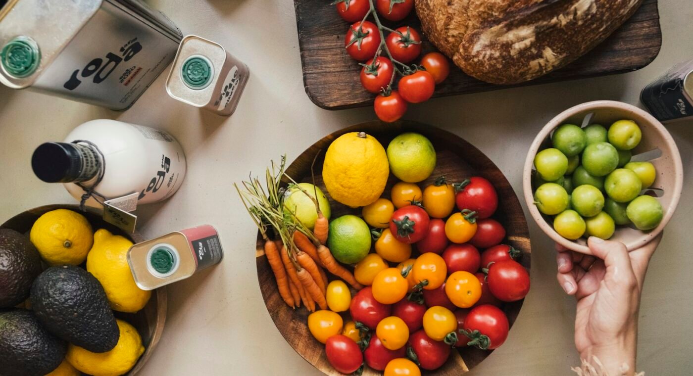 Fruta, legumes, pão e azeite numa mesa
