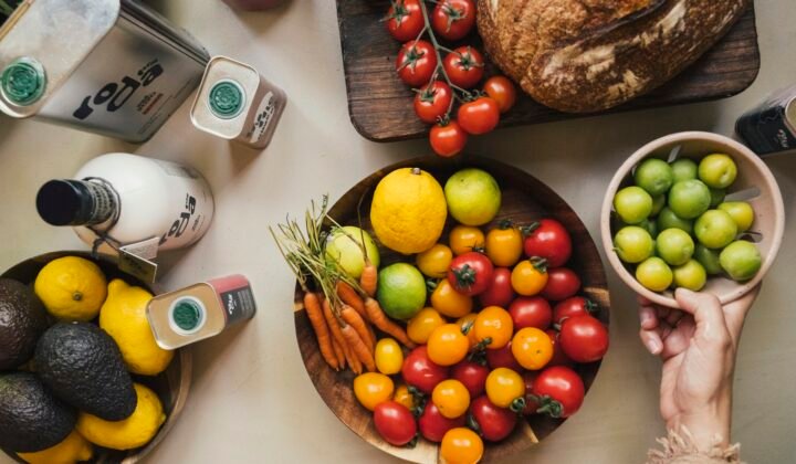 Fruta, legumes, pão e azeite numa mesa