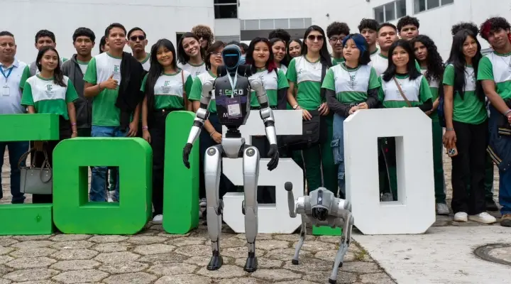 Participantes do encontro oficial Colombia 5.0 com projetos de robótica e inovação