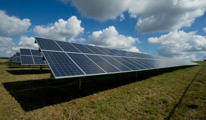 Universidade australiana bate recorde mundial de eficiência num painel solar de perovskite de grande dimensão