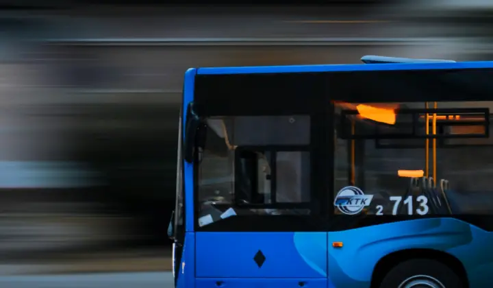 Autocarro em transporte público