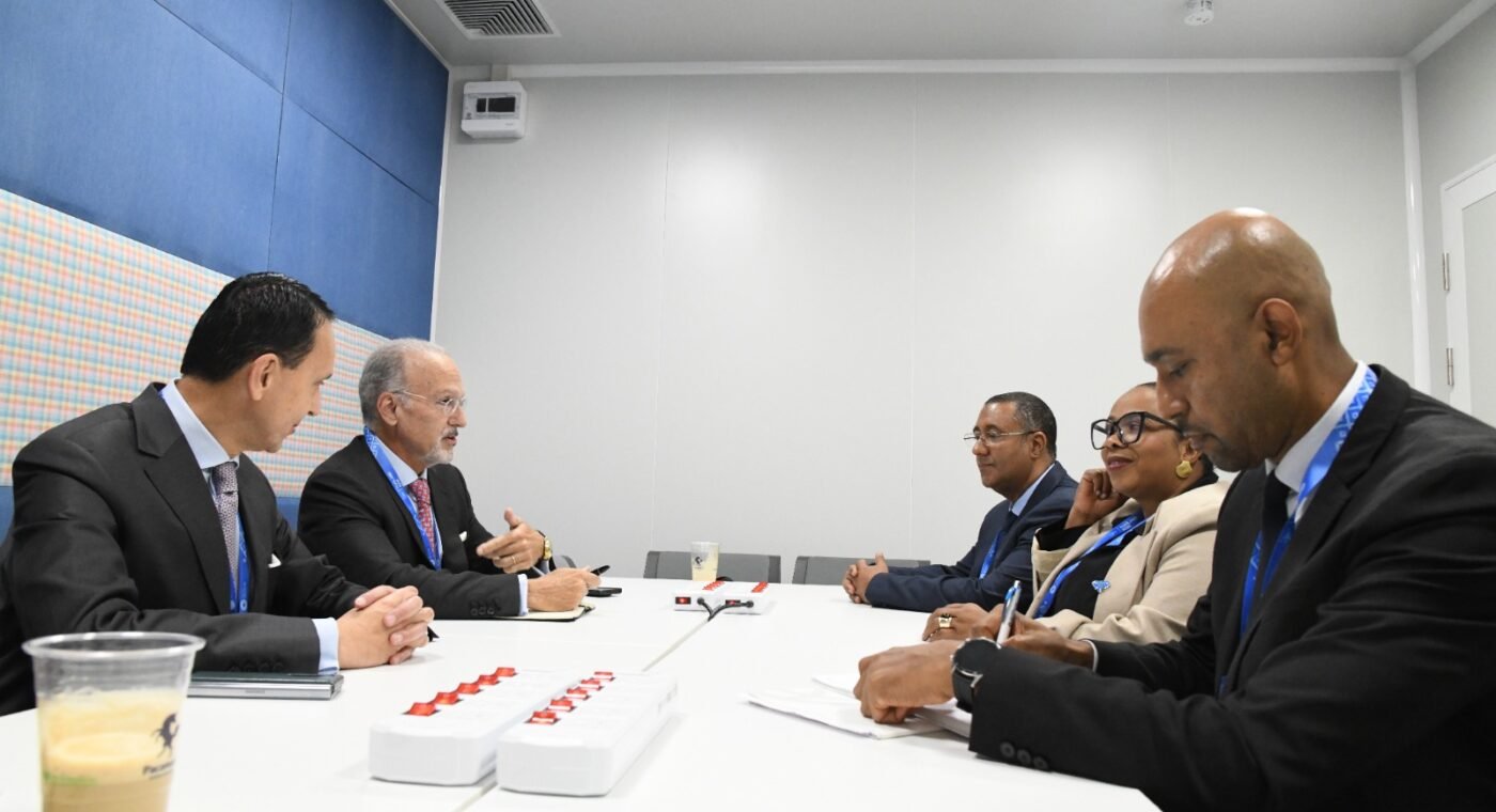 Representantes de Cabo Verde e do International Investment Bank reunidos para abordar financiamento de projetos