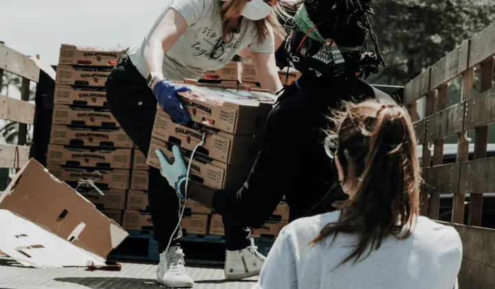 Voluntários a distribuir alimentos