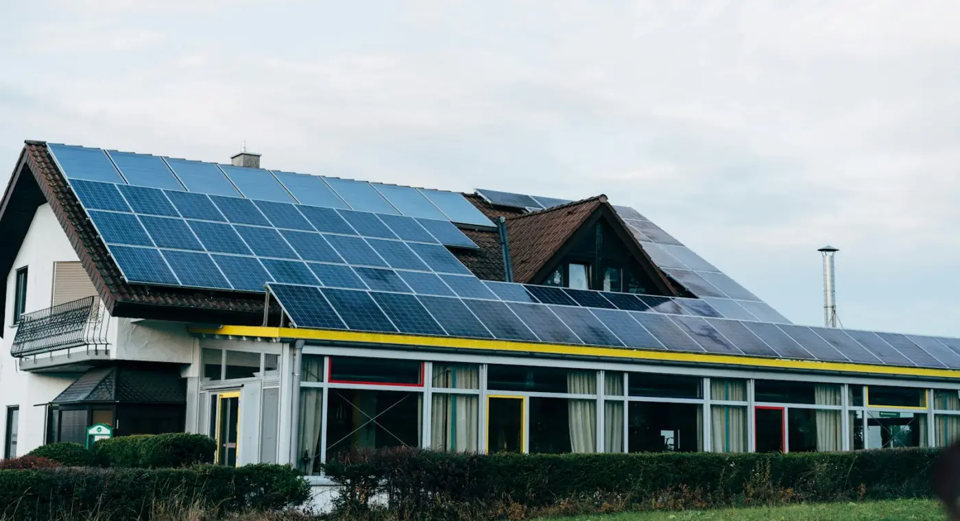 Casa com painéis solares no telhado