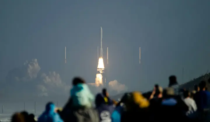 Público assiste a um lançamento espacial