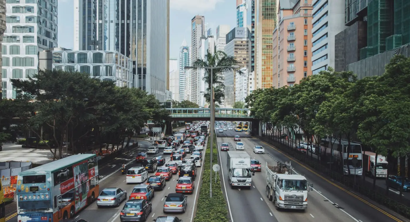 Trânsito numa avenida urbana