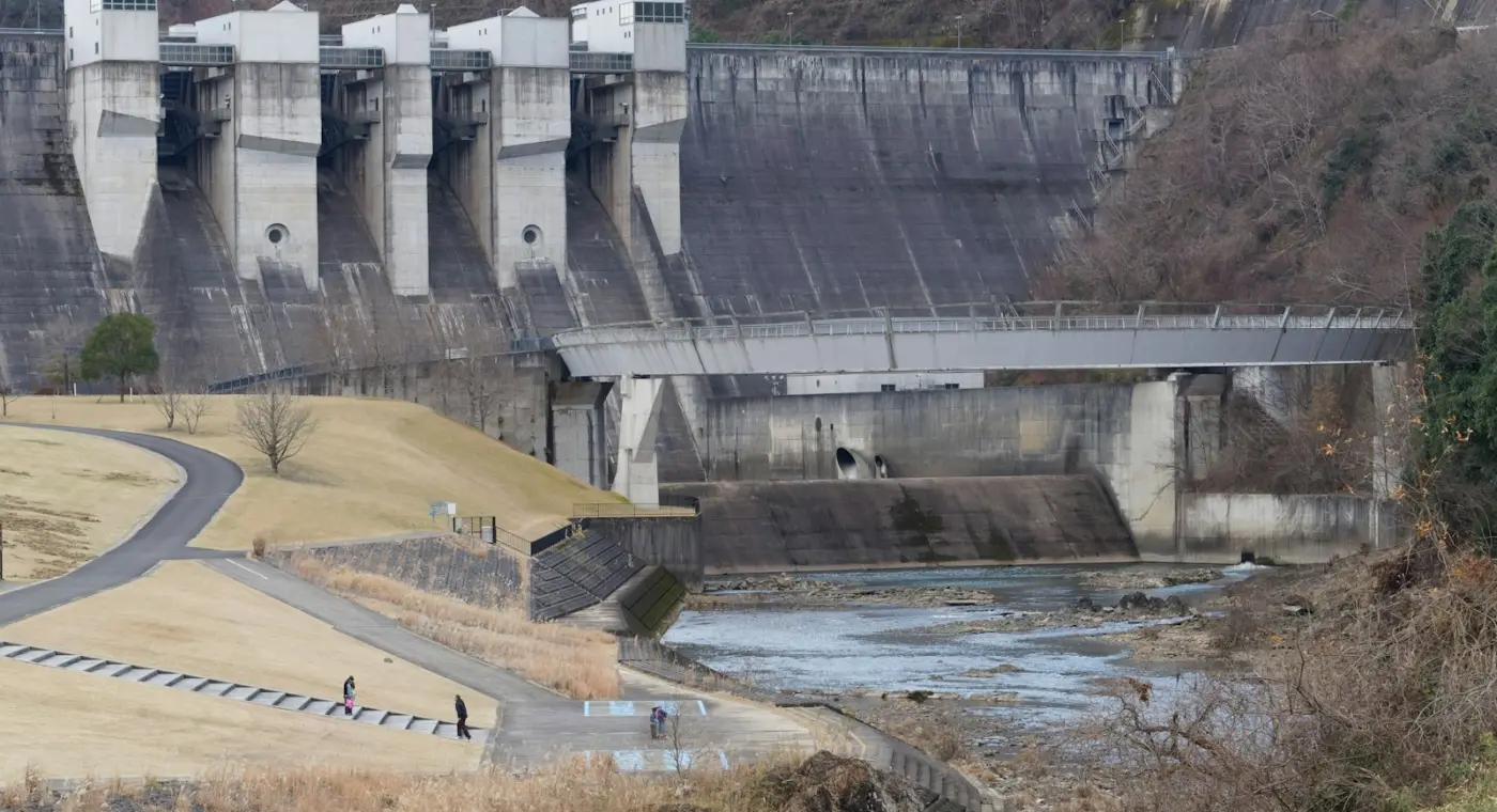 Barragem hidroelétrica entre colinas
