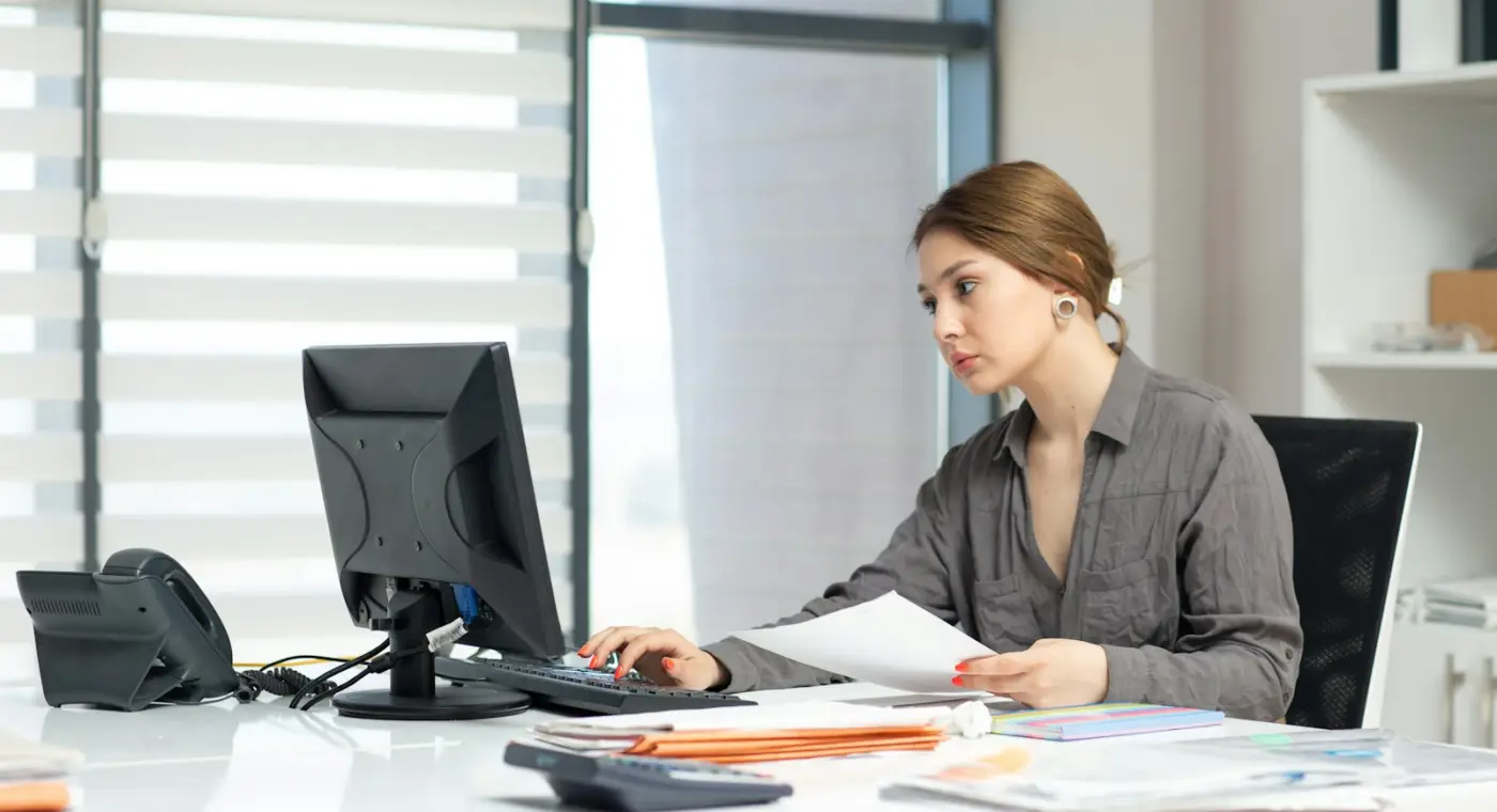 Profissional a trabalhar com contas e documentos