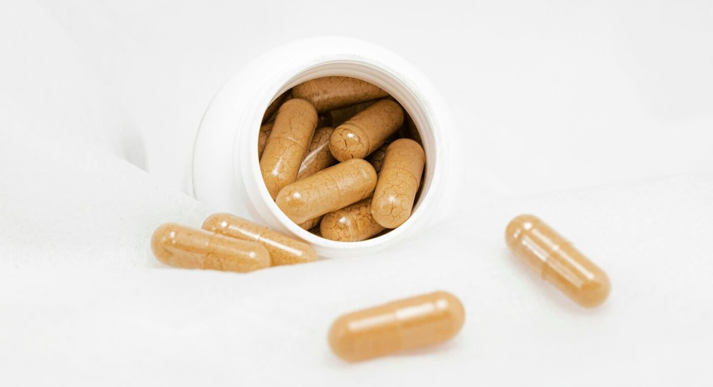 Capsule with a magnetic brush collects samples from the small intestine