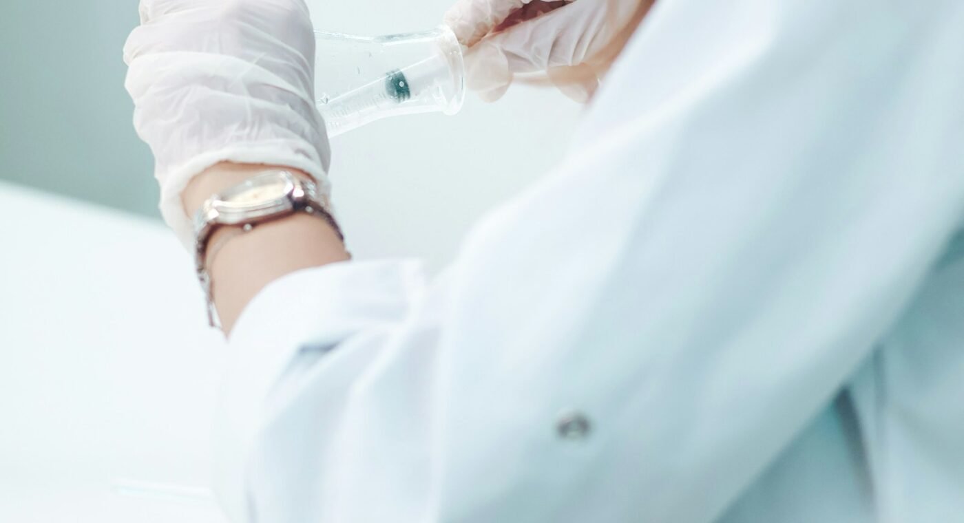 Cientista de laboratório preparando uma amostra médica
