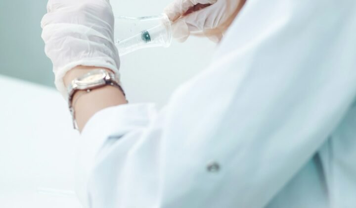 Cientista de laboratório preparando uma amostra médica