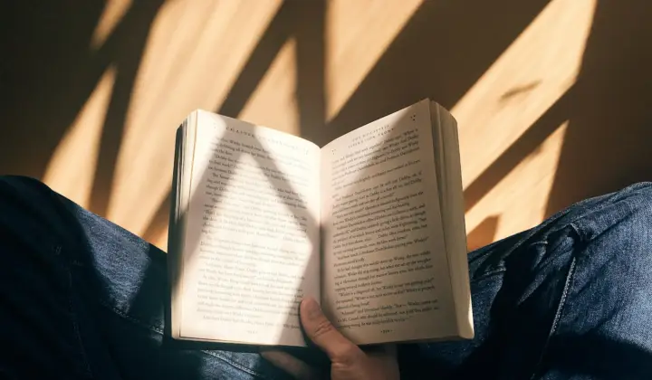 Pessoa a ler um livro aberto