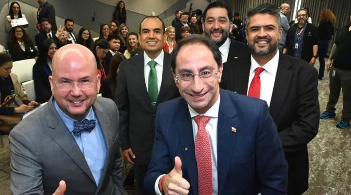 Representantes do Governo colombiano e da Google num encontro sobre educação e inteligência artificial