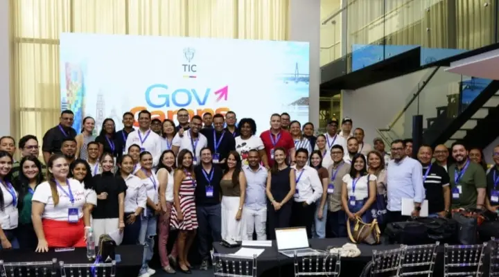 Participantes do GovCamp Barranquilla num encontro oficial do Ministério TIC