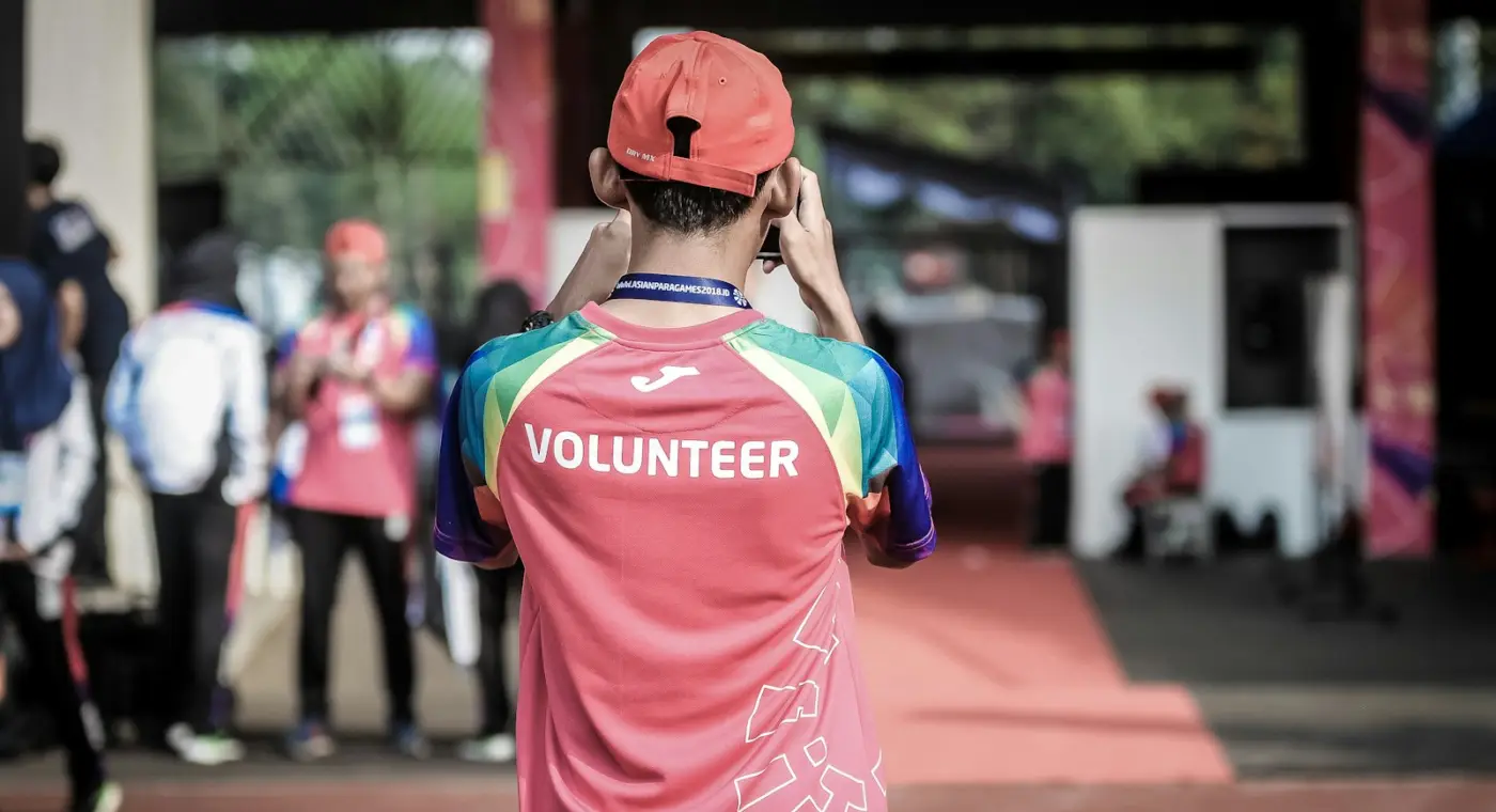 Pessoa voluntária numa ação comunitária