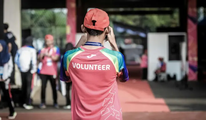 Pessoa voluntária numa ação comunitária