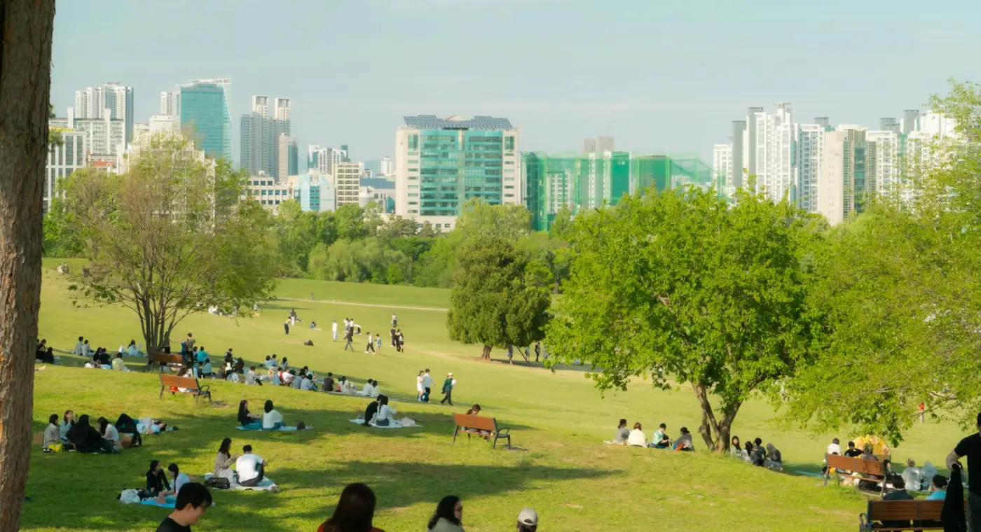 Parque verde com caminhos e árvores em Seul
