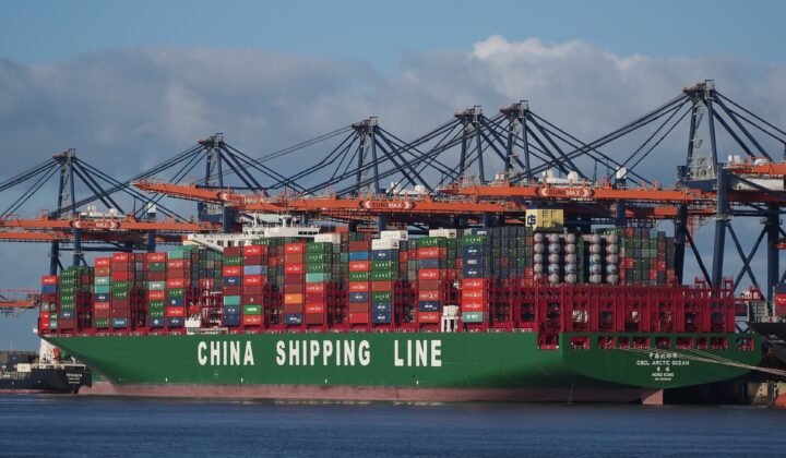 Navio de contentores usado para ilustrar a nova rota marítima da Coreia do Sul pelo Ártico
