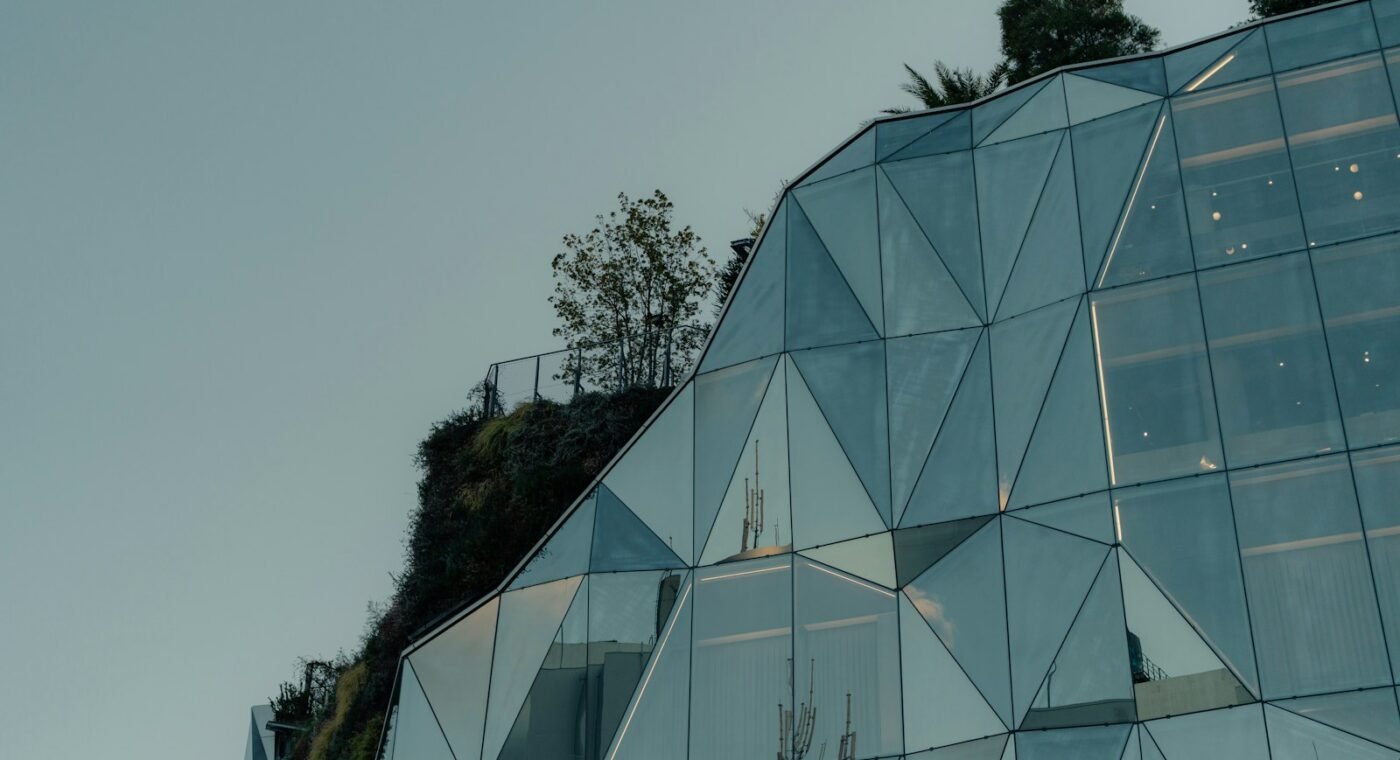 Edifício moderno com fachada verde e arquitetura sustentável