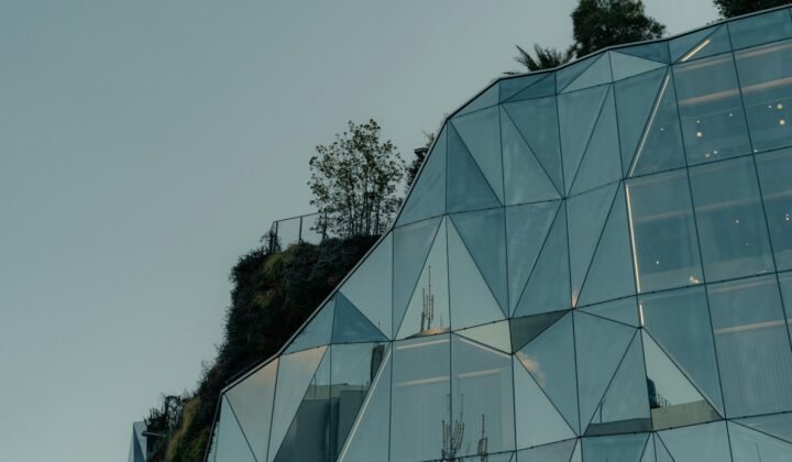 Edifício moderno com fachada verde e arquitetura sustentável