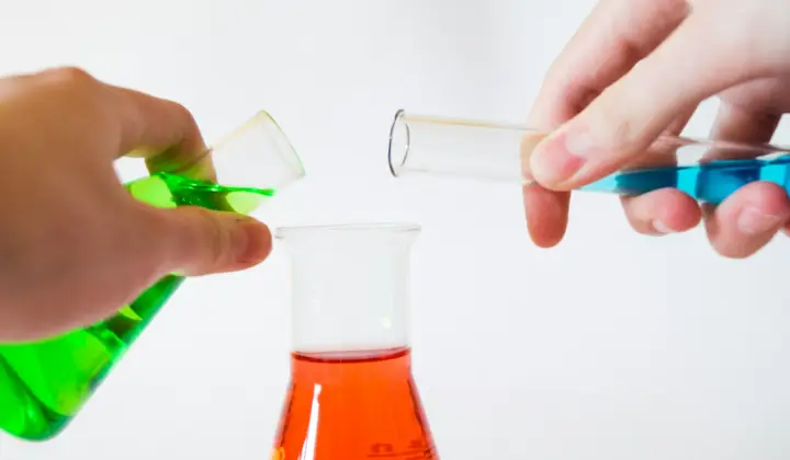 Química estónia estuda moléculas coloridas que reconhecem outras e podem servir de sensores