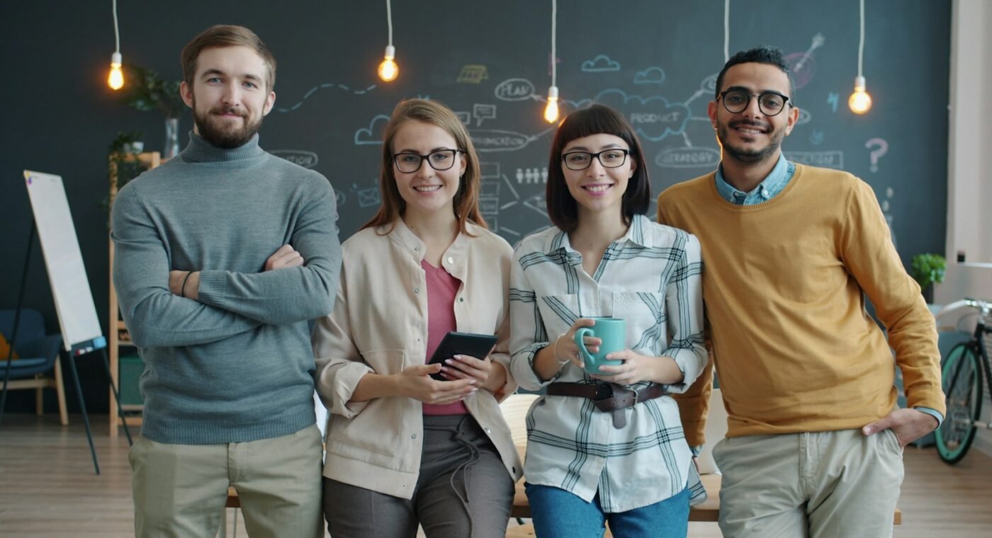Grupo diverso de profissionais num ambiente de trabalho