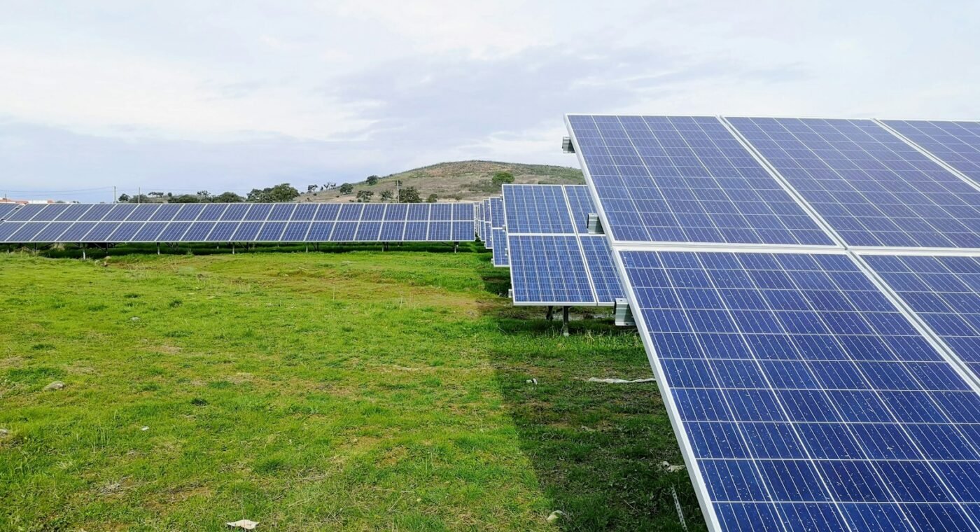 Painéis solares num campo em Portugal