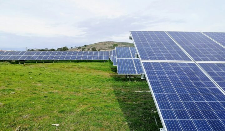 Painéis solares num campo em Portugal