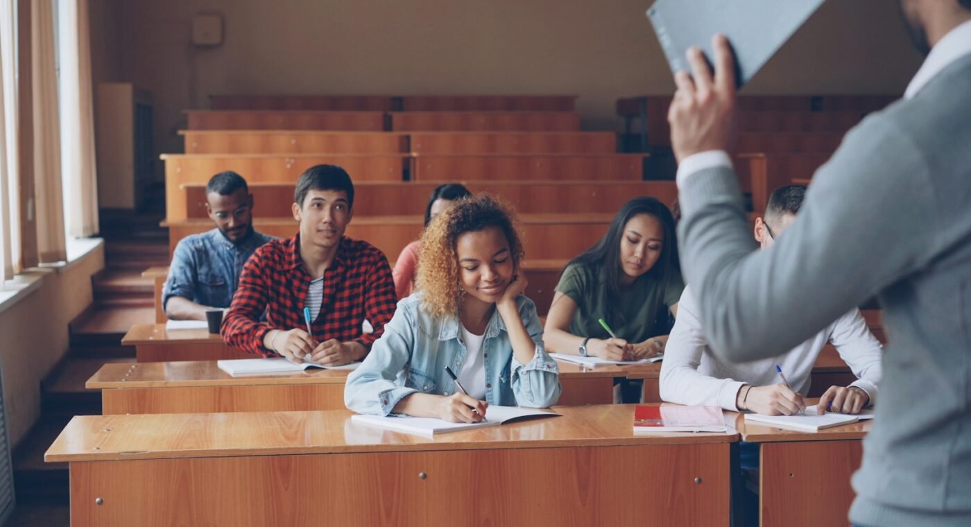 Estudantes universitários assistindo a uma aula