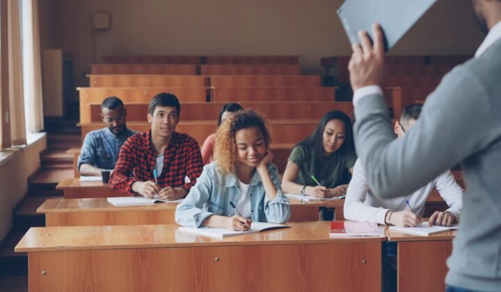 Estudantes universitários assistindo a uma aula