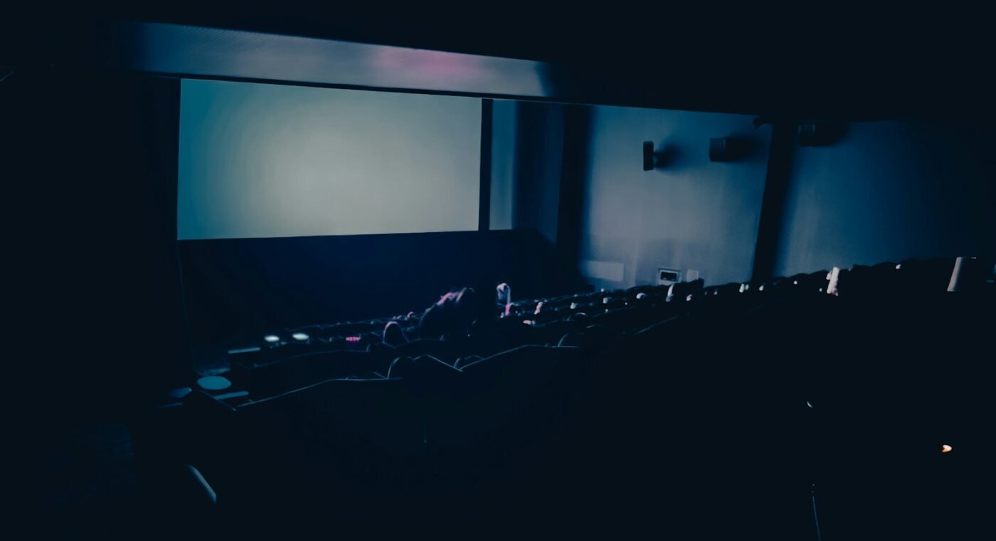 Sala de cinema com ecrã iluminado