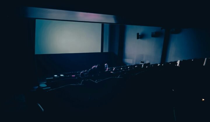 Sala de cinema com ecrã iluminado