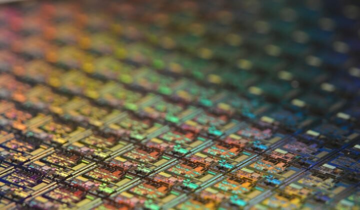 Russian physicists get nanowires to grow vertically on silicon with a simple technique