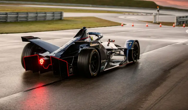 Carro elétrico de estudantes indonésios conquista segundo lugar em competição de eficiência energética