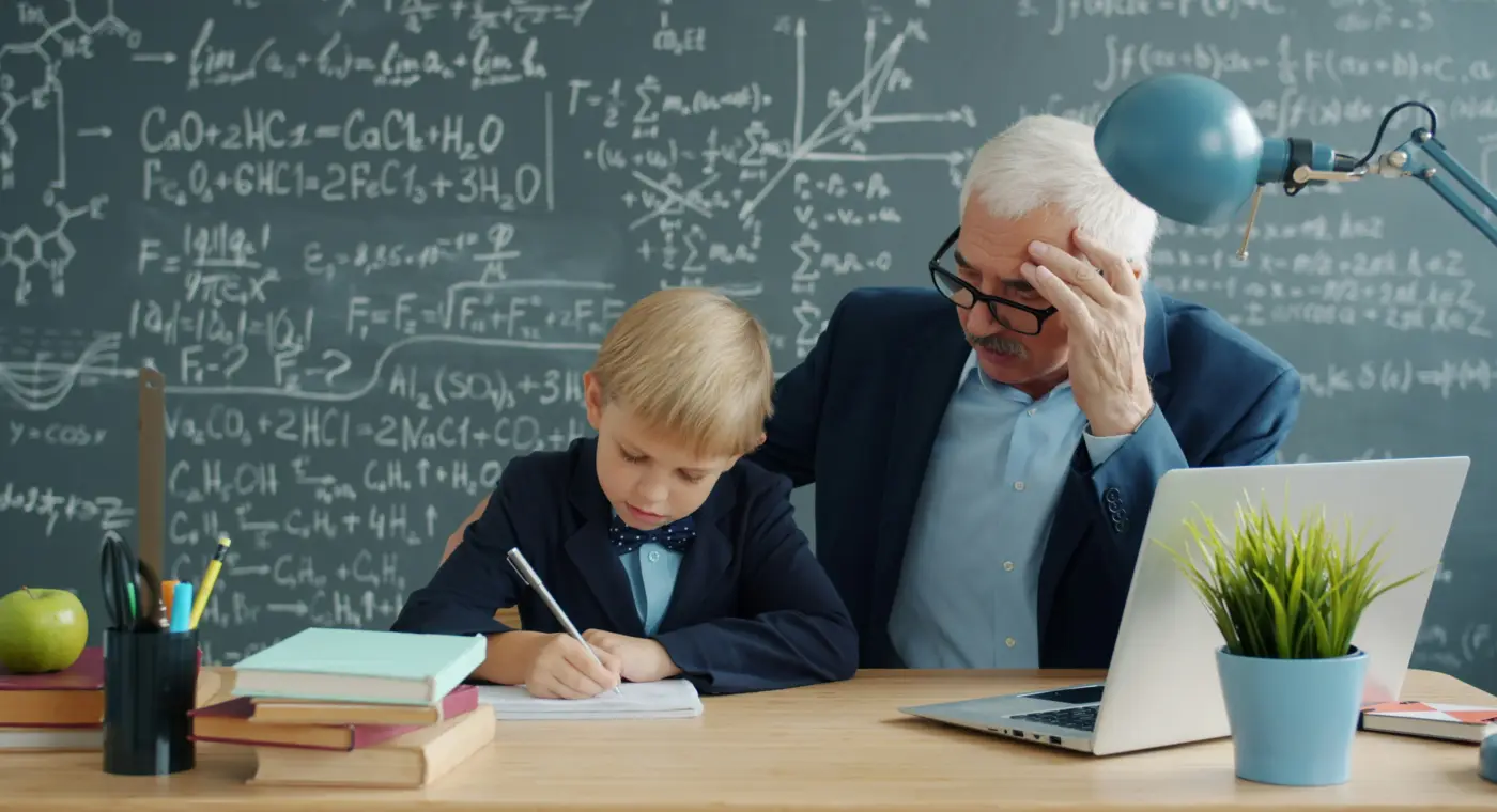 Professora a apoiar alunos numa sala de aula