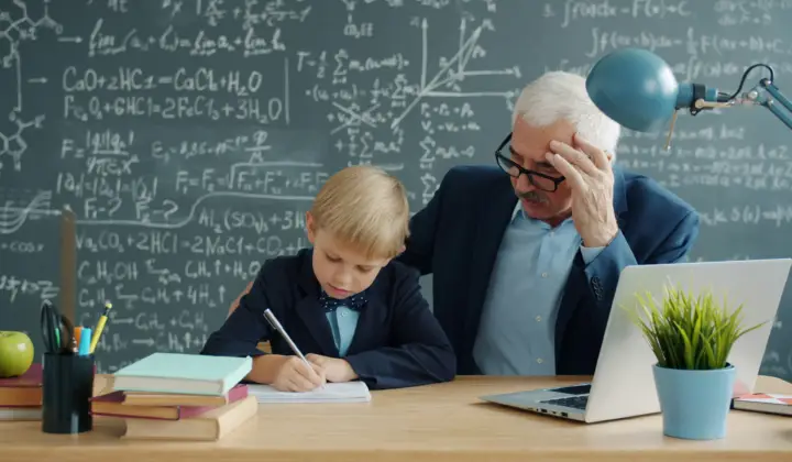 Professora a apoiar alunos numa sala de aula