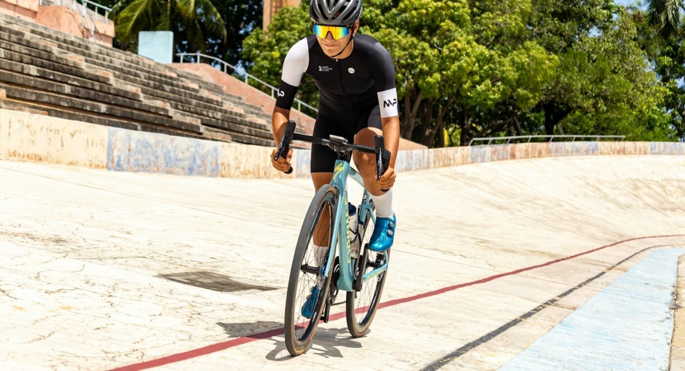 Ciclista numa bicicleta de competição em pista