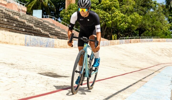 Ciclista numa bicicleta de competição em pista