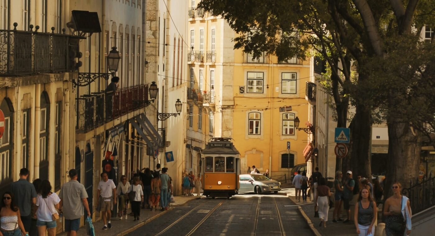 Comboio nos carris em Lisboa, Portugal