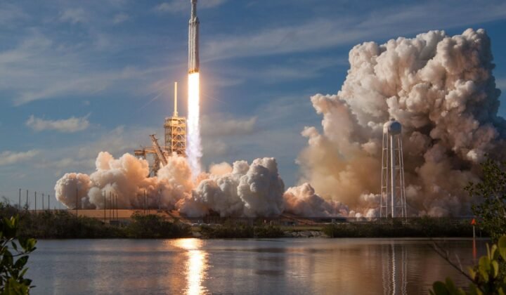 Foguetão Vega-C coloca em órbita dois satélites europeus para vigiar o planeta