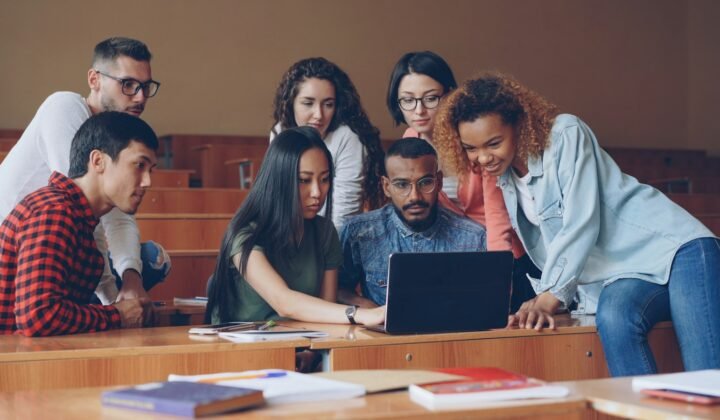 L’Inserm lance un kit gratuit pour apprendre aux jeunes à repérer les fausses informations en santé